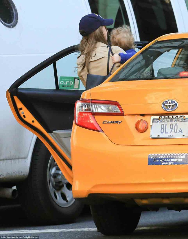 &Aacute;i nữ nh&agrave; Clinton bị bắt gặp đ&oacute;n taxi đưa con đi học - Ảnh 2.