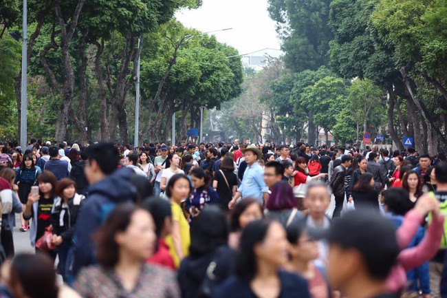 Nắng đẹp sau nhiều ng&agrave;y mưa ph&ugrave;n, người d&acirc;n Thủ đ&ocirc; &ugrave;n &ugrave;n k&eacute;o nhau l&ecirc;n phố đi bộ - Ảnh 2.