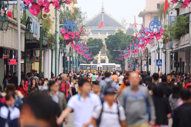 Nắng đẹp sau nhiều ngày mưa phùn, người dân Thủ đô ùn ùn kéo nhau lên phố đi bộ - Ảnh 8.