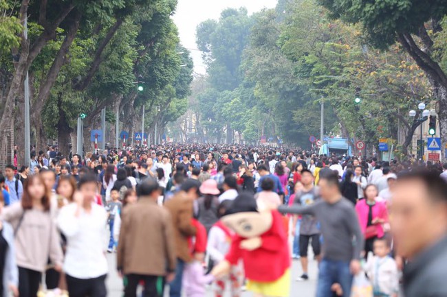 Nắng đẹp sau nhiều ng&agrave;y mưa ph&ugrave;n, người d&acirc;n Thủ đ&ocirc; &ugrave;n &ugrave;n k&eacute;o nhau l&ecirc;n phố đi bộ - Ảnh 9.