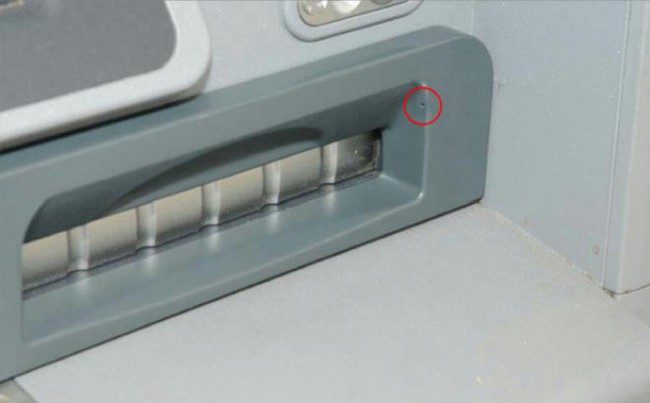 Ph&aacute;t hiện camera giấu k&iacute;n lấy trộm m&atilde; pin tại c&acirc;y ATM - Ảnh 1.