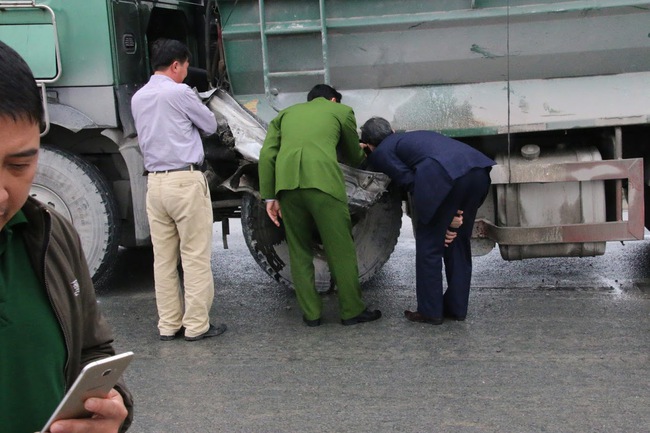 Chùm ảnh: Hiện trường vụ xe đón dâu đâm vào xe tải khiến 3 người thiệt mạng, 16 người khác bị thương - Ảnh 8.