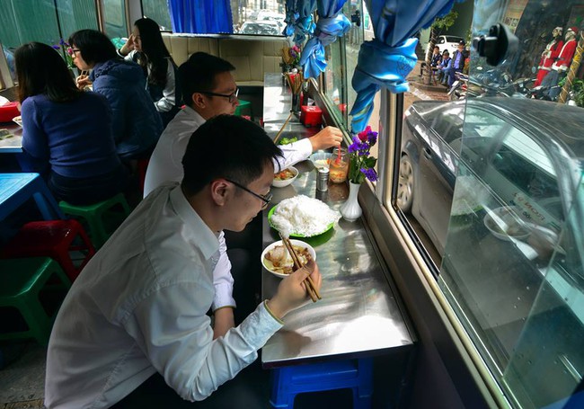 Xuất hiện quán ăn phục vụ ngay trên ô tô 29 chỗ sau chiến dịch đòi lại vỉa hè ở Hà Nội - Ảnh 2.