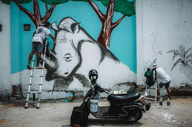 Biến hóa 17 bức tường trong con hẻm Sài Gòn thành những bức vẽ graffiti thú vị về loài tê giác - Ảnh 7.