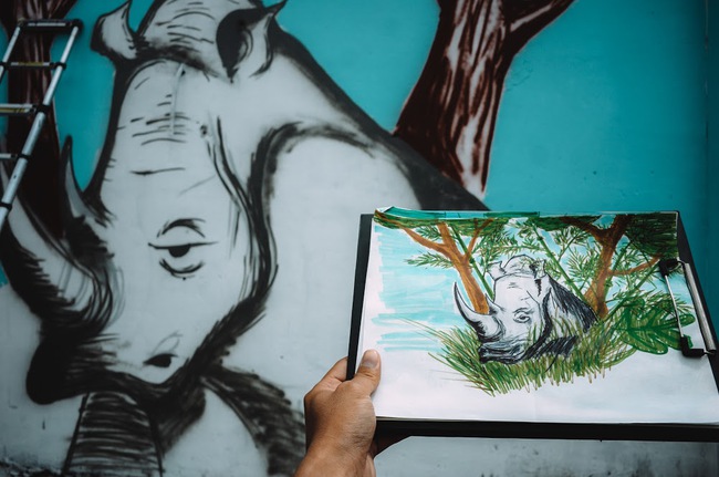 Biến hóa 17 bức tường trong con hẻm Sài Gòn thành những bức vẽ graffiti thú vị về loài tê giác - Ảnh 8.