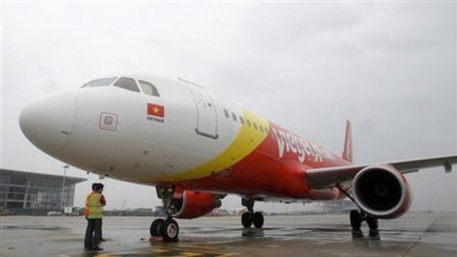 Kiểm soát viên không lưu ngủ quên, hai máy bay Vietjet không thể cất, hạ cánh - Ảnh 1.