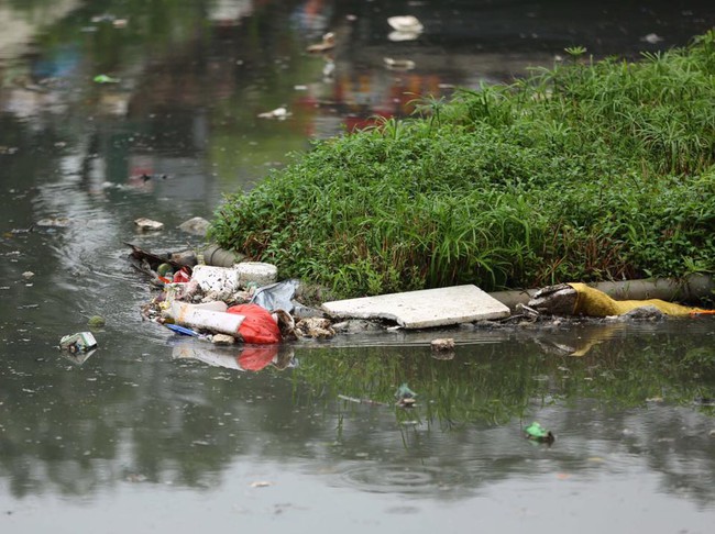 Hà Nội: Sông Tô Lịch ngập rác thải sinh hoạt, bốc mùi hôi thối - Ảnh 3.