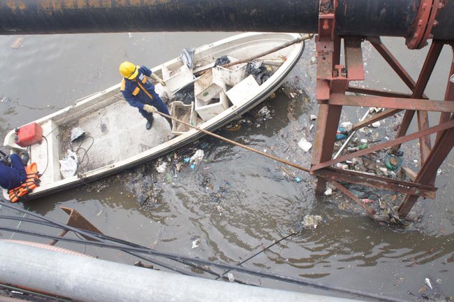 Hà Nội: Sông Tô Lịch ngập rác thải sinh hoạt, bốc mùi hôi thối - Ảnh 7.