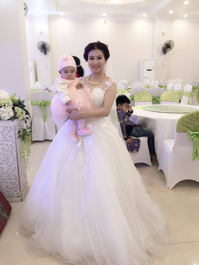 Hình ảnh cô dâu vén váy cho con bú ngay trong ngày cưới gây xôn xao cộng đồng mạng - Ảnh 3.