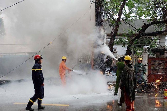Tủ điện trên đường Hoàng Hoa Thám bốc cháy sau tiếng nổ lớn - Ảnh 3.