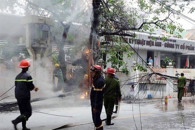 Tủ điện trên đường Hoàng Hoa Thám bốc cháy sau tiếng nổ lớn - Ảnh 2.