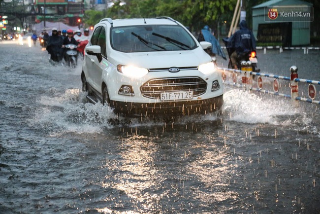 Chùm ảnh: Chiều tối ngày cá tháng Tư, nhiều tuyến đường ở Sài Gòn vẫn còn chìm trong biển nước! - Ảnh 4.