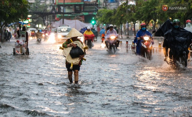 Chùm ảnh: Chiều tối ngày cá tháng Tư, nhiều tuyến đường ở Sài Gòn vẫn còn chìm trong biển nước! - Ảnh 8.