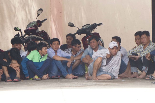 Nguy&ecirc;n nh&acirc;n vụ 34 giang hồ mang dao kiếm giải cứu vợ bạn - Ảnh 1.