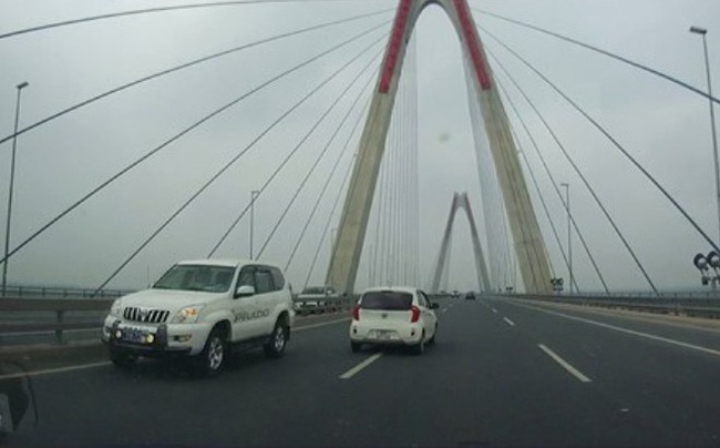 Xe Toyota Prado biển xanh phi ngược chiều trên cầu Nhật Tân thuộc Bộ Y tế - Ảnh 1.