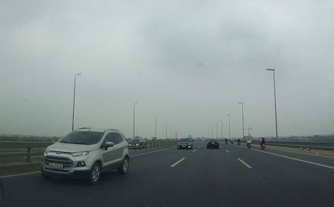 Xử phạt 1 trong 5 t&agrave;i xế l&aacute;i xe &ocirc; t&ocirc; đi ngược chiều tr&ecirc;n cầu Nhật T&acirc;n - Ảnh 1.