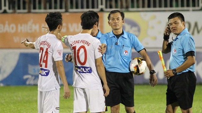 Phá vỡ phe cánh trọng tài V-League: Phải chơi... bạo! - Ảnh 1.