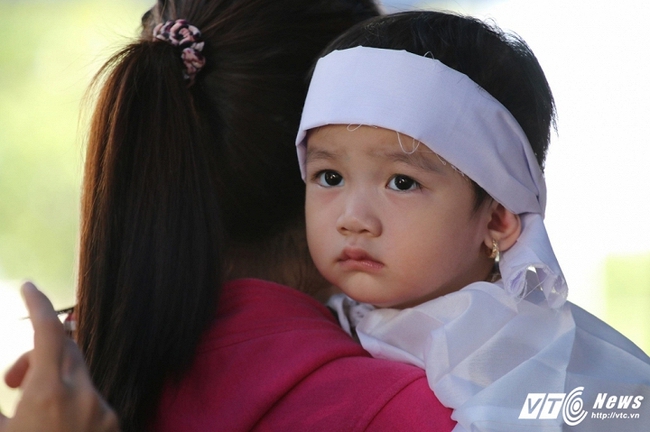 Cảnh sát giao thông bị xe tải cán qua người: Con gái nhỏ ngơ ngác tìm bố tại đám tang - Ảnh 2.