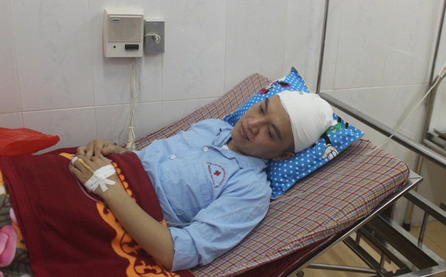 B&aacute;c sỹ bị người nh&agrave; bệnh nhi đ&aacute;nh: T&ocirc;i đang giải th&iacute;ch th&igrave; bố ch&aacute;u cầm cốc đ&aacute;nh lu&ocirc;n - Ảnh 1.
