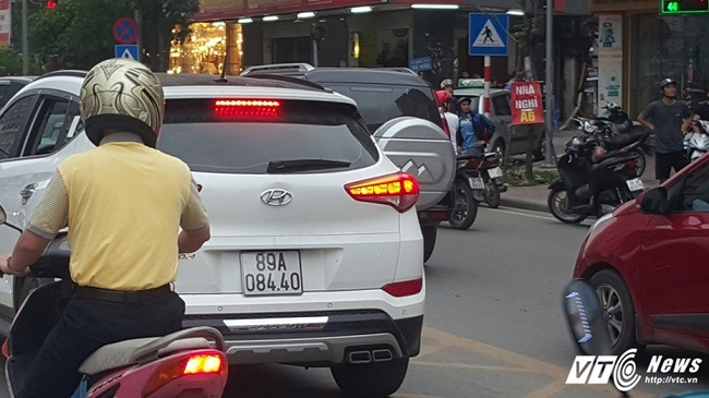 Video: Đi v&agrave;o l&agrave;n BRT, người tr&ecirc;n &ocirc; t&ocirc; hung hăng đ&aacute;nh t&agrave;i xế xe m&aacute;y - Ảnh 2.