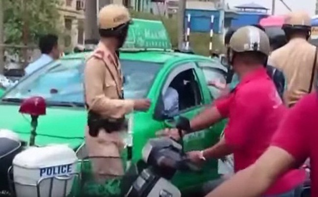 Bị kiểm tra, t&agrave;i xế taxi giấu dao trong tờ b&aacute;o bất ngờ đ&acirc;m c&ocirc;ng an - Ảnh 1.