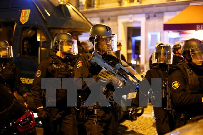 IS thừa nhận tiến hành vụ nổ súng trên Đại lộ Champs-Elysees - Ảnh 1.