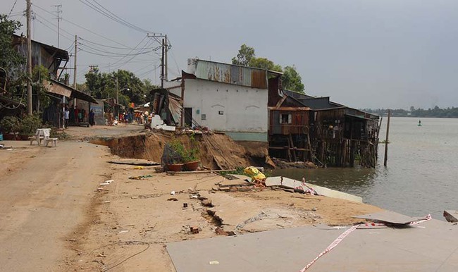 Sạt lở ở An Giang: Mất hết cả, chỉ kịp ôm bàn thờ người thân - Ảnh 2.