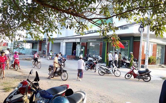 Cầm s&uacute;ng lao v&agrave;o ng&acirc;n h&agrave;ng cướp hơn 2 tỷ - Ảnh 1.