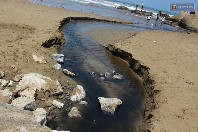 Cống nước thải đen ngòm, ngập rác bốc mùi xả thẳng ra biển Sầm Sơn - Ảnh 8.