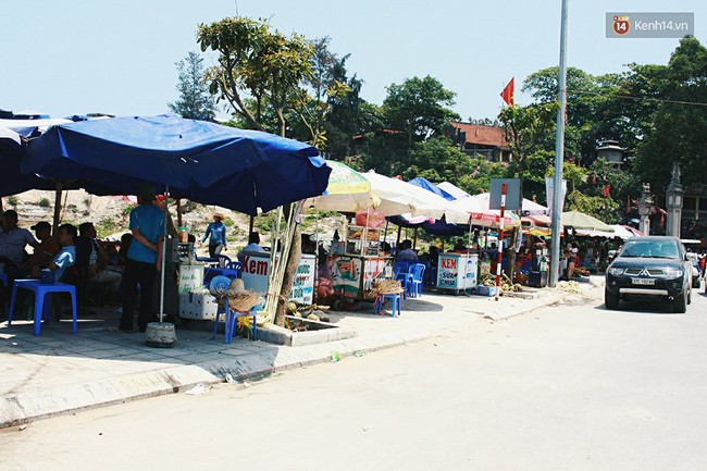 Cống nước thải đen ngòm, ngập rác bốc mùi xả thẳng ra biển Sầm Sơn - Ảnh 4.