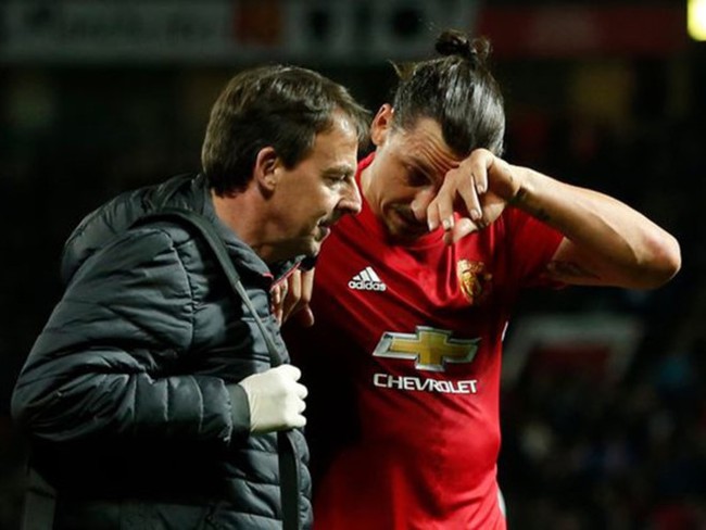 Ibrahimovic phẫu thuật đầu gối thành công - Ảnh 1.