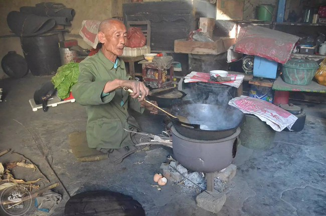 M&acirc;́t cả hai ch&acirc;n, &ocirc;ng lão v&acirc;̃n chăm sóc gia đình su&ocirc;́t 40 năm  - Ảnh 2.