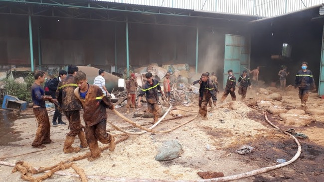 60 cảnh sát chữa cháy căng mình dập lửa cơ sở sản xuất nhang ở Gia Lai - Ảnh 1.