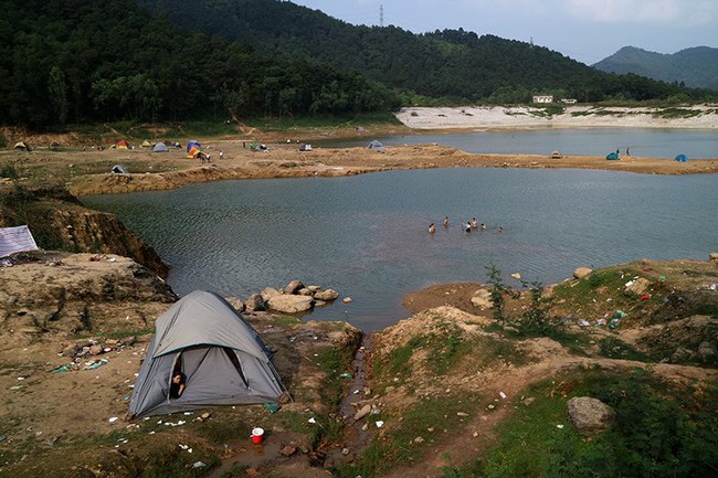 Hà Nội: Du khách hạ trại bên hồ Hàm Lợn ngập rác thải - Ảnh 1.