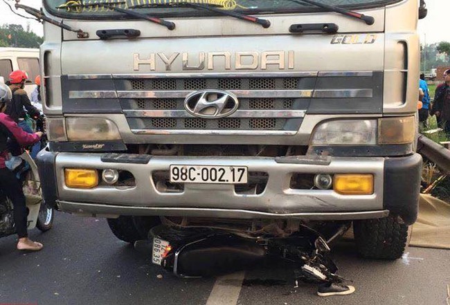 Xe tải đi ngược chiều cố tình lấn làn, đâm chết 2 người ở Bắc Giang: Tài xế khai gì? - Ảnh 2.