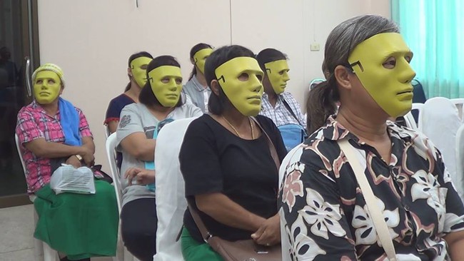 Thái Lan: Để tránh ngại ngùng, các bệnh nhân đeo mặt nạ sát thủ khi đi khám bệnh - Ảnh 1.