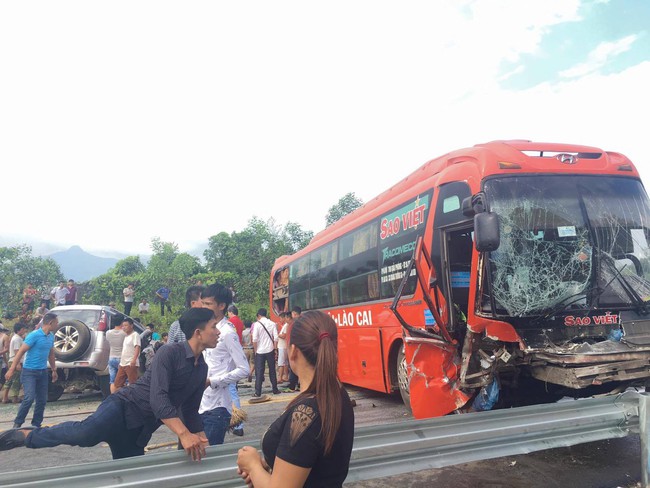 &Ocirc; t&ocirc; 7 chỗ t&ocirc;ng trực diện xe kh&aacute;ch Sao Việt tr&ecirc;n cao tốc Nội B&agrave;i - L&agrave;o Cai, 2 người bị thương - Ảnh 1.