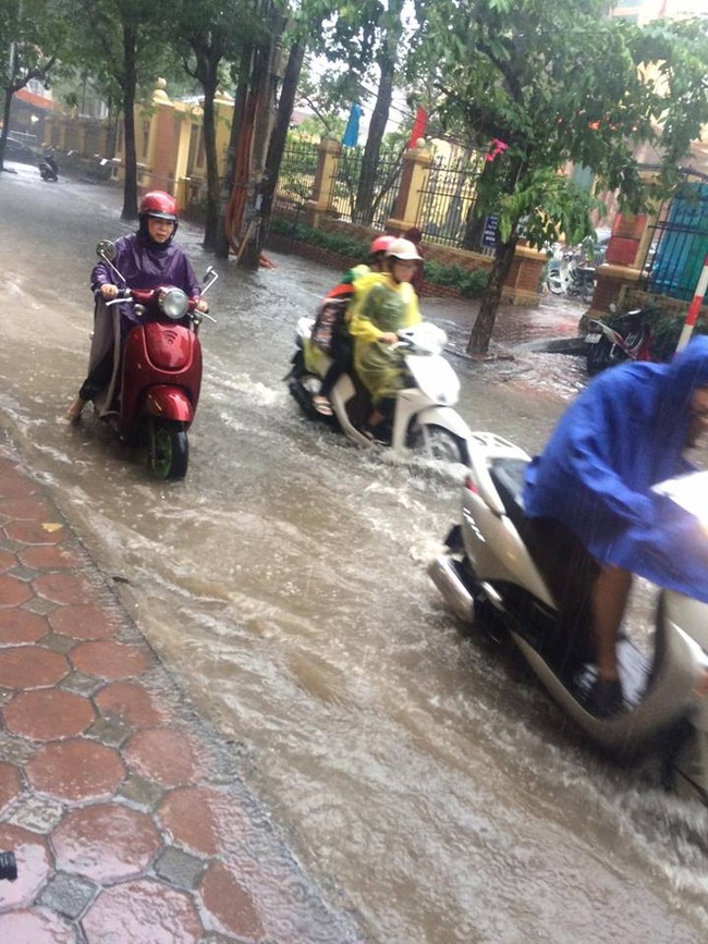 Thời tiết Hà Nội mưa lớn sáng sớm, nhiều tuyến đường ngập úng Ảnh 7.