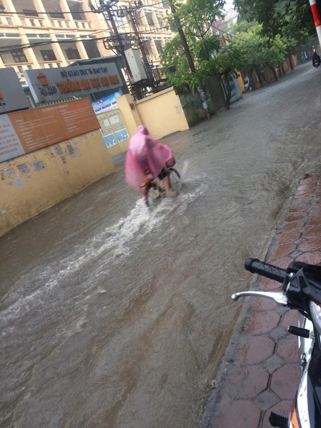 Thời tiết Hà Nội mưa lớn sáng sớm, nhiều tuyến đường ngập úng - Ảnh 9.