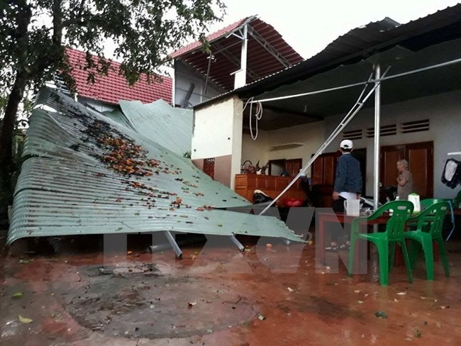 Mưa lốc mạnh tại Lạng Sơn làm hàng chục ngôi nhà bị tốc mái  - Ảnh 1.
