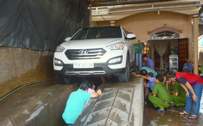 Thi thể người đ&agrave;n &ocirc;ng bị k&eacute;o l&ecirc; dưới gầm xe 50km, t&agrave;i xế kh&ocirc;ng hề hay biết - Ảnh 1.