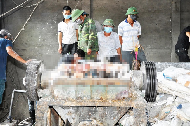 Kinh h&atilde;i người đ&agrave;n &ocirc;ng bị dập n&aacute;t trong m&aacute;y nghiền bao b&igrave; - Ảnh 1.