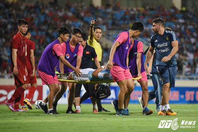 Nhân viên y tế Việt Nam đi dép tổ ong phục vụ trận đấu bạc tỷ U22 Việt Nam vs U20 Argentina - Ảnh 2.