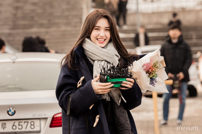 Đến Dispatch cũng b&oacute; tay kh&ocirc;ng chọn nổi Somi (I.O.I) hay Tzuyu (TWICE) đẹp hơn - Ảnh 17.