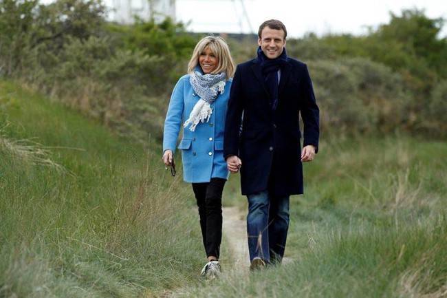 Những bức ảnh tình tứ của vợ chồng ứng viên tổng thống Pháp - Ảnh 11.