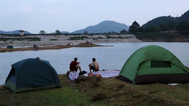 Hà Nội: Du khách hạ trại bên hồ Hàm Lợn ngập rác thải - Ảnh 12.