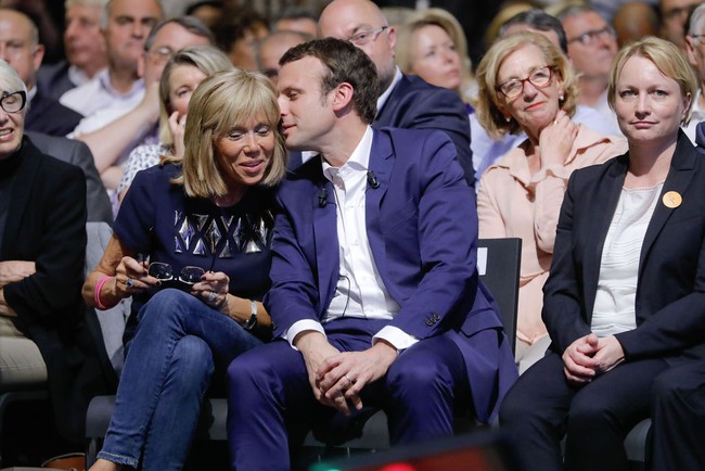 Những bức ảnh tình tứ của vợ chồng ứng viên tổng thống Pháp - Ảnh 13.