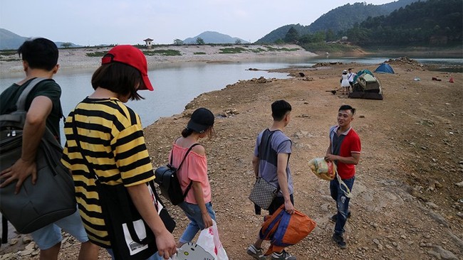Hà Nội: Du khách hạ trại bên hồ Hàm Lợn ngập rác thải - Ảnh 13.
