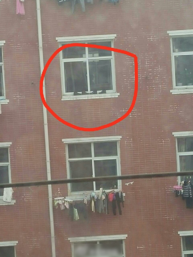 Trung Quốc: Nữ sinh đại học tử vong sau khi rơi từ cửa sổ ký túc xá trong lúc đang phơi quần áo - Ảnh 3.