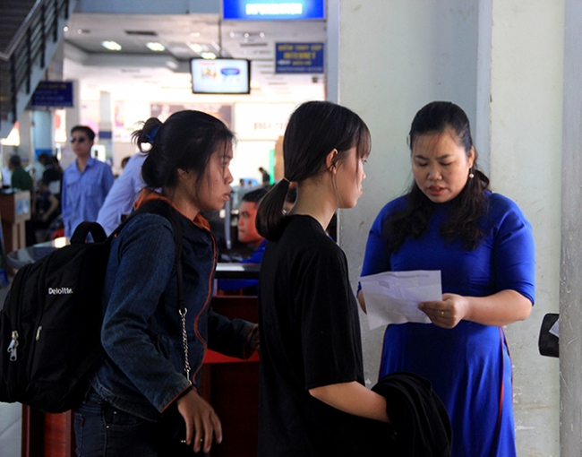 Lỡ tàu về quê, hành khách khóc như mưa tại ga Sài Gòn - Ảnh 3.